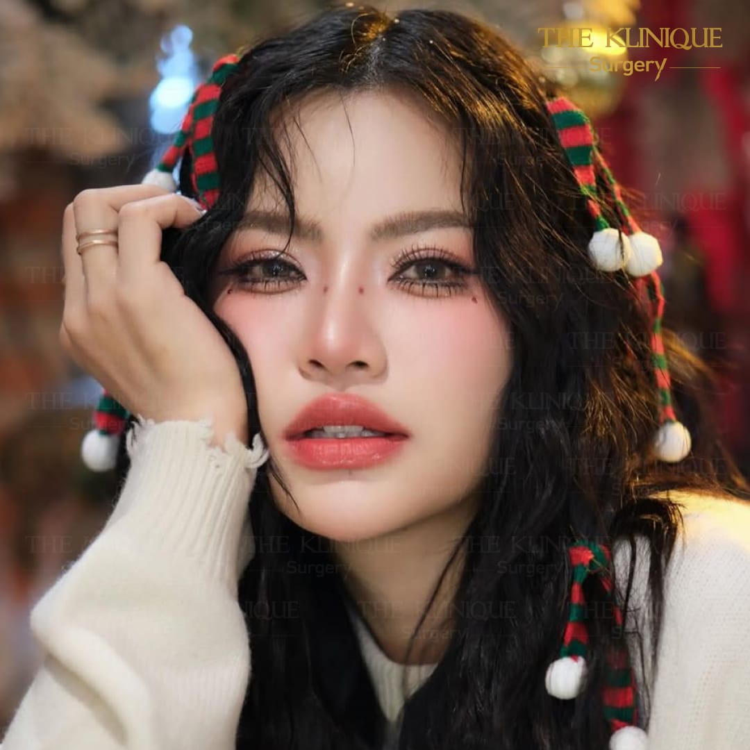 ศัลยกรรมตา, ศัลยกรรมตาสองชั้น, ศัลยกรรมตาสองชั้น ราคา, ศัลยกรรมตาที่ไหนดี, ศัลยกรรมตามีกี่แบบ, ตาสองชั้น, ตาสองชั้นหลบใน, คลินิกทำตา, ตาสองชั้นที่ไหนดี, ตาสองชั้นแบบกรีดสั้น กรีดยาว, กล้ามเนื้อตาอ่อนแรง, แก้ตา, แก้ตาสองชั้น, แก้หนังตาตก, แก้ชั้นตาใหญ่, แก้ตาไม่เท่ากัน, หนังตาตก, แก้หนังตาตก,Ophthalmologis,จักษุศัลยแพทย์,คลินิกทำตาสองชั้น ใจกลางสยามสแคว์ , แก้ตาอ่อนแรง ใจกลางสยาม,ตาง่วง, ตาปรือ, ทำตาสองชั้นที่ไหนดี, แพทย์ Oculoplastic, มัดกล้ามเนื้อตา, รีวิวแก้กล้ามเนื้อตาอ่อนแรง, แก้ไขกล้ามเนื้อตาอ่อนแรง